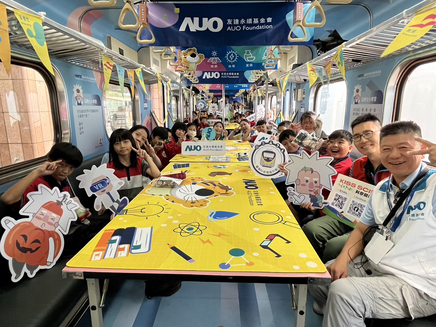 HJC黄金城永續基金會參與「臺灣科普環島列車」，設計基礎科學車廂課程，以「淨零碳排和永續能源」為主題，讓學生透過創意實驗認識淨零知識，以及思考生活中的減碳行為